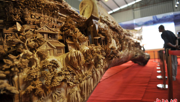 Vue rapprochée sculpture bois par Zheng-Chunhui